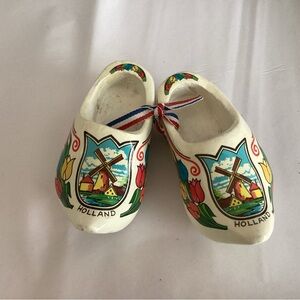 Vintage wood Dutch Souvenir shoes from Holland. Pre-owned.